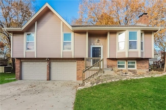 8504 Linda Ln, Pleasant Valley, MO 64068