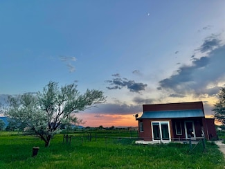 1019 La Vega Ln, Taos, NM 87571