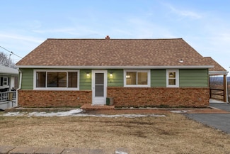 372 Frontier Dr, Staunton, VA 24401