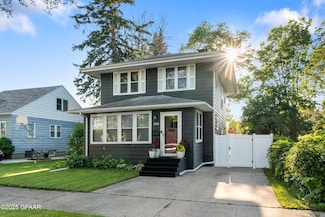 1006 Cottonwood St, Grand Forks, ND 58201