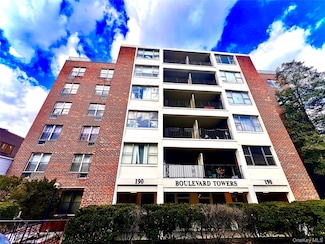 190 1st St Unit 5, Mineola, NY 11501