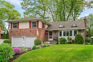 11 Francesca Dr, Oyster Bay, NY 11771