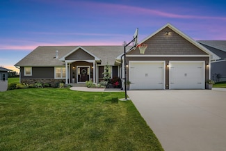 504 Cork Dr NW, Cascade, IA 52033