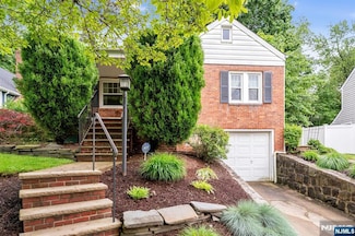 213 Warwick Ln, Leonia, NJ 07605