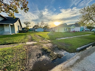 1207 W 2nd St, Freeport, TX 77541