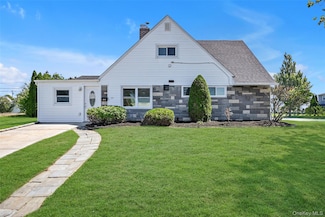 77 Autumn Ln, Hicksville, NY 11801