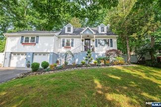40 Lake Dr E, Wayne, NJ 07470