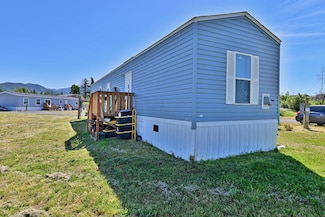 135 N Phoenix Rd Unit SPC 54, Phoenix, OR 97535