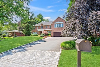 41 Hofstra Dr, Plainview, NY 11803