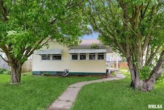 2511 N 4th St, Clinton, IA 52732
