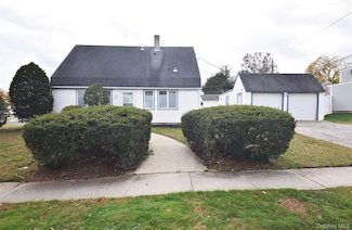 87 Parkside Dr N, Levittown, NY 11756