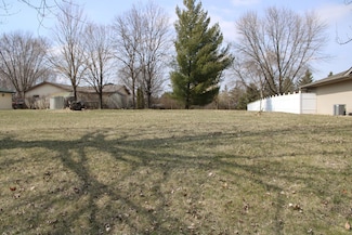 404 Westgate Dr, Winsted, MN 55395
