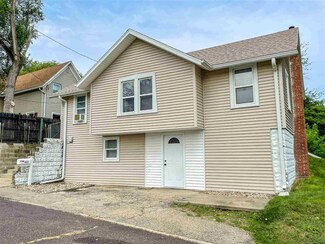 403 N 7th St, Pekin, IL 61554