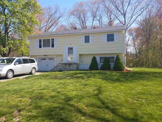 6 Cypress St, Salem, NH 03079