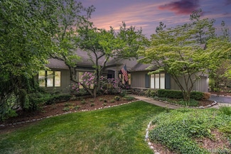 4825 Mirror Lake Dr, West Bloomfield, MI 48323