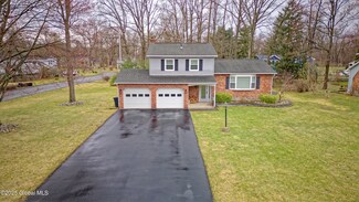 696 Hampshire Seat, Schenectady, NY 12309