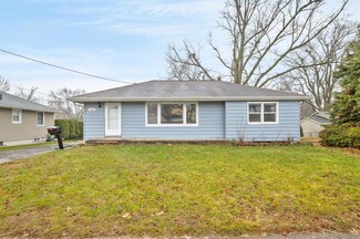 7420 Dennis Dr, Urbandale, IA 50322