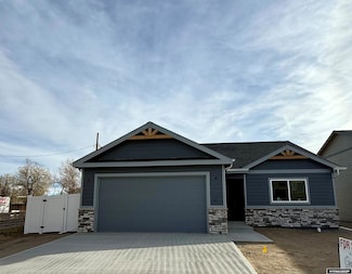 813 S 6th Ave, Mills, WY 82644