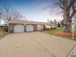 5624 W Circle Dr, Sioux Falls, SD 57106