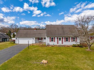 147 Squassick Rd, West Springfield, MA 01089