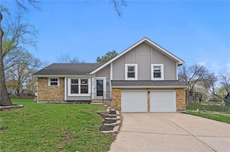 202 NW Redwood Ct, Lees Summit, MO 64064
