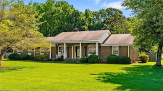 5409 Forest Oaks Dr, Greensboro, NC 27406