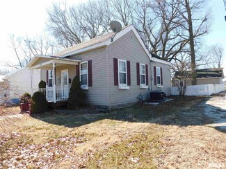 602 S Locust St, Carlinville, IL 62626