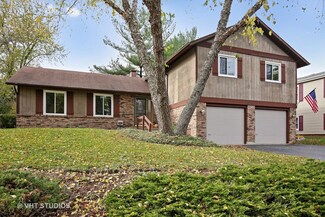 208 W Lake Shore Dr, Oakwood Hills, IL 60013