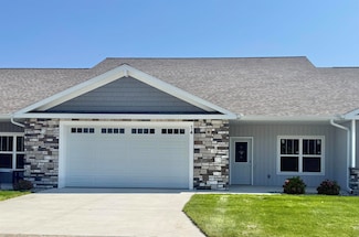 14 Cove Dr, Bay City, MI 48706