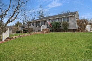 12 Gail Ct, Kings Park, NY 11754