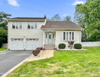 12 Dana Estates Dr, Parlin, NJ 08859