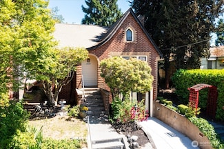3526 Ashworth Ave N, Seattle, WA 98103