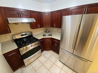 68-05 242nd St Unit 31A, Douglaston, NY 11362