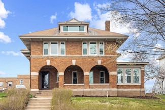 583 Fenelon Place, Dubuque, IA 52001