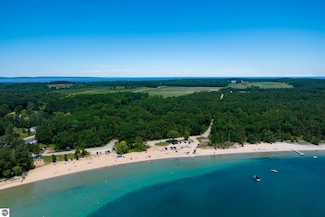 18862 Bay St, Traverse City, MI 49686