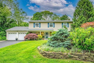 15 Gemini Ln, Nesconset, NY 11767