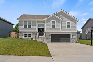 408 Lilly Ln, Liberty, MO 64068