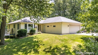 5151 Scotch Mist Dr, Saranac, MI 48881