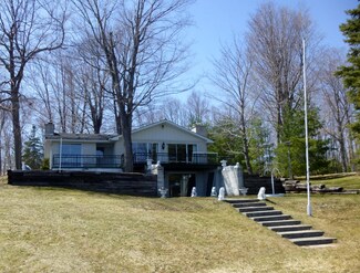 4866 Hiawatha Dr, Cheboygan, MI 49721