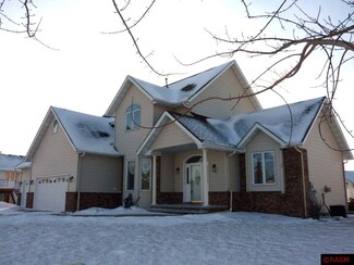 129 Falcon Dr, Mankato, MN 56001
