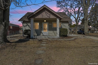 17511 Castle St, Roseville, MI 48066