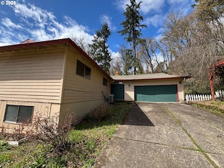 6571 Oakridge Dr, Gladstone, OR 97027