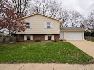 1305 Kim Dr, Bloomington, IL 61704