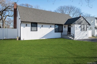 41 Embargo Place, North Babylon, NY 11703