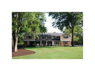 32510 Woodsdale Ln, Solon, OH 44139