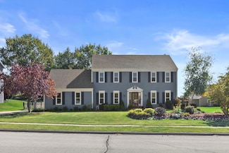 1070 Hillwood Blvd, Pewaukee, WI 53072