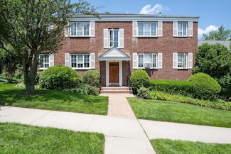 53 Nathan Hale Dr Unit 7A, Huntington, NY 11743