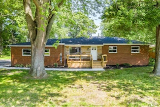 7100 Maplewood Dr, Temperance, MI 48182