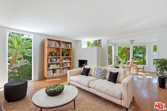 9315 Lloydcrest Dr, Beverly Hills, CA 90210