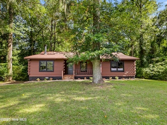 210 Edgewood Dr, Jacksonville, NC 28546